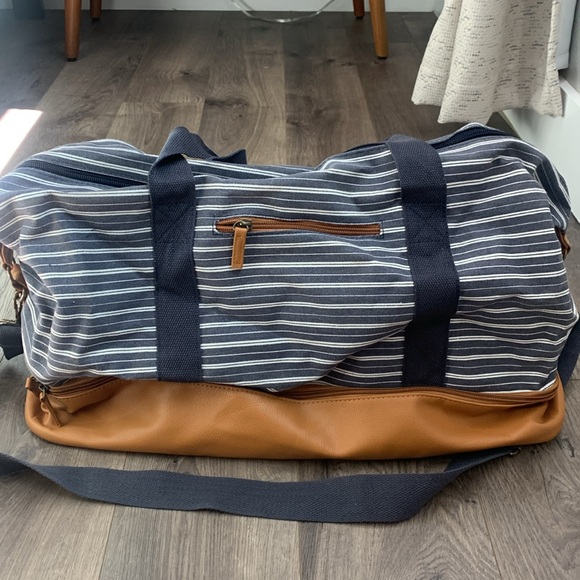 DSW Weekender Duffle Bag - Picture 3 of 9